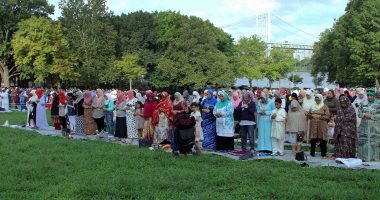 مئات المسلمين من الجاليات العربية يؤدون صلاة العيد بتوقيت نيويورك