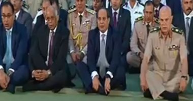الرئيس السيسى يؤدى صلاة عيد الأضحى بمسجد محمد كريم فى رأس التين