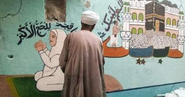 عيد السلواوى أشهر فنانى رسومات الحج يقضى العيد "على السقالة" لتزيين بيوت الحجاج