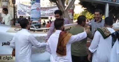 قارئ يشارك بصور توزيع شباب الكنيسة الشوكولاتة على المصلين فى العيد