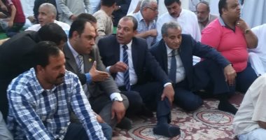 الدكتور على مصيلحى يؤدى صلاة العيد بالساحة الشعيبة بأبو كبير