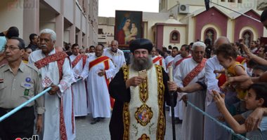 فيديو وصور.. الأقباط يشهدون موكب "الدورة" فى ختام احتفالات صيام العذراء بدير درنكه بأسيوط