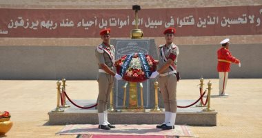  محافظ الإسماعيلية ومساعد قائد الجيش الثانى يضعان الزهور على النصب التذكارى للشهداء