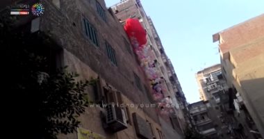 فيديو.. أراجوز وتنوره وبالونات وحلويات لأهالى الزيتون بعد صلاة العيد