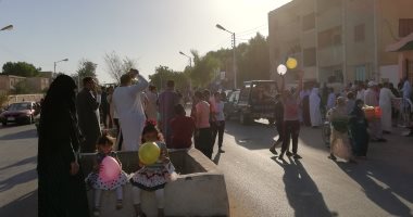 صور.. أهالى الداخلة يحتفلون بعيد الأضحى فى الحدائق والمتنزهات