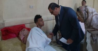 محافظ الفيوم يزور مرضى المستشفى العام لتهنئتهم بعيد الأضحى.. صور