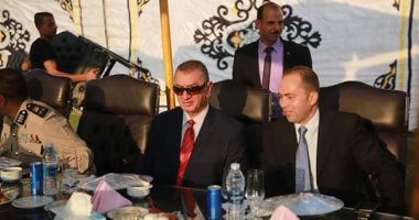 صور.. محافظ كفر الشيخ يتناول الإفطار مع ضباط ومجندين قوات الأمن بمناسبة العيد