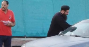 راعى كنيسة العبور يوزع الهدايا على الأطفال احتفالا بعيد الأضحى