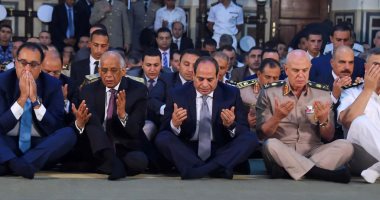 صور وفيديو.. الرئيس السيىسي يؤدى صلاة عيد الأضحى بمسجد محمد كريم برأس التين