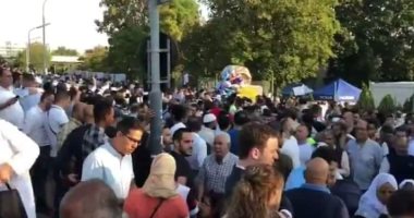 الجاليات المصرية فى الخارج تحتفل بعيد الأضحى على طريقتها الخاصة.. الجمعيات الأهلية المصرية بالنمسا تفتح أبوابها للصلاة وتوزع الهدايا على الأطفال.. والمسلمون فى ألمانيا يحتفلون بالمساجد الكبرى فى العاصمة برلين