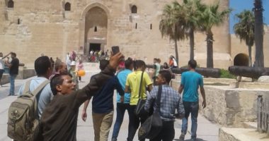 صور.. إقبال كبير من المصريين على قلعة قيتباى ثانى أيام العيد