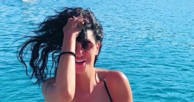 صور .. غادة عبد الرازق تستجم فى عيد الأضحى على شواطئ اليونان