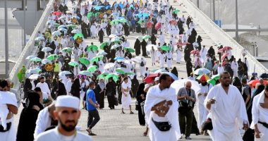 صور.. رمى "الجمرات" اتباعا واقتداء بأبى الأنبياء..الحجاج يرجمون إبليس عند العقبة ويوثقون هذه المشاهد بـ"السيلفي".. جسر الجمرات مشروع ضخم يمنع الزحام والتدافع.. ولوحات إرشادية لشرح المسارات لضيوف الرحمن