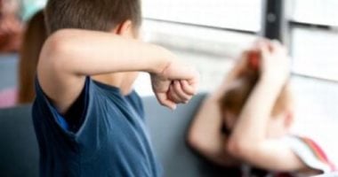 هتخليه عنيف وإيده سابقه تفكيره.. ما تفعله مشاهد الضرب و الأكشن فى طفلك