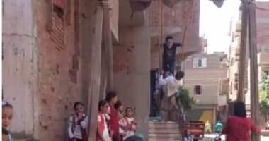 فيديو .. شاهد مرح أطفال المنوفية بمرجيحة زمان فى ثانى أيام العيد 