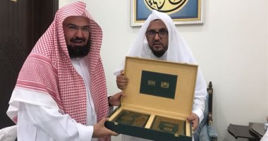 الرئيس العام لشئون الحرمين يكرم خطيب يوم عرفة