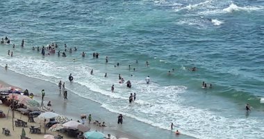صور .. إقبال كبير على الشواطئ والمتنزهات بالإسكندرية فى ثان أيام عيد الأضحى