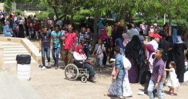 صور.. المصريون يواصلون احتفالاتهم بحديقة الأزهر فى ثالث أيام العيد