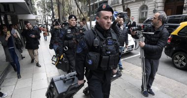 صور.. الشرطة الارجنتينية تداهم منزل رئيسة البلاد السابقة كيرشنر