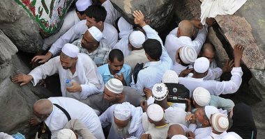 الحجاج المصريون يتوافدون على غار حراء لمشاهدة أول مكان لنزل الوحى