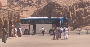 صور.. المصريون والأجانب يتوافدون على معبد فيلة بأسوان