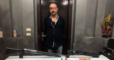 القبض على صاحب محل وبحوزته 2 بندقية وطبنجة ومخدرات بالمعصرة