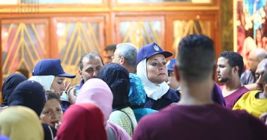 صورة اليوم.. فى زحمة العيد "ما يجيبها إلا ستاتها"