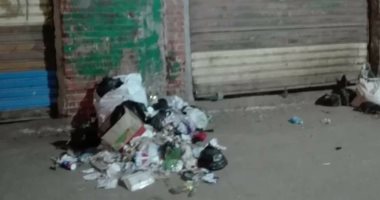 صور.. قارئ يشكو  تراكم القمامة بجوار الوحدة المحلية فى دمياط