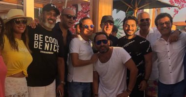 نجوم الفن يحتفلون بتصدر فيلم تامر حسنى "البدلة" الإيرادات 