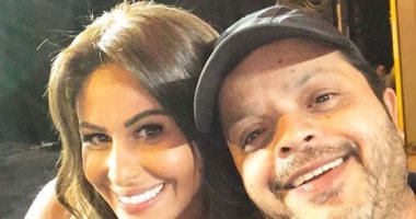 شاهد.. مى سليم فى كواليس مسرحية هنيدى "صراع فى الفيلا"