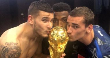 صور.. كأس العالم تزين ملعب أتلتيكو مدريد للاحتفال بالثلاثى المتوج باللقب