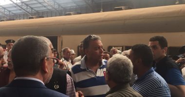 وزير النقل وسط الركاب فى قطار أبوقير من محطة مصر بالإسكندرية إلى سيدى جابر  