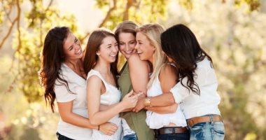 مقابلة الأصدقاء لها هذا التأثير الإيجابى على نفسيتك 