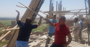 إزالة دور مخالف بأحد العقارات بمدينة أخميم وإحالة صاحبه للنيابة  