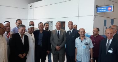 صور.. استقبال رحلة لحجاج عائدين من الأراضى المقدسة بمطار القاهرة