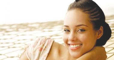 المطربة الأمريكية أليشيا كيز تزور معبد الأقصر والكرنك برفقة أسرتها