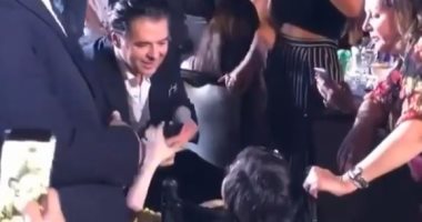 فيديو.. راغب علامة يداعب طفل من ذوى الاحتياجات الخاصة ويشاركه الغناء 