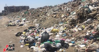 قارئ يرصد بالفيديو تلال القمامة بشارع جسر السويس