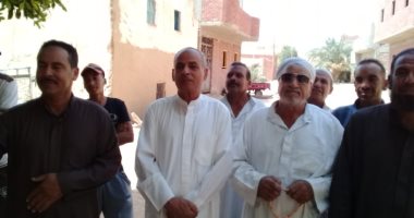 صور.. أهالى قرية بالداخلة يطالبون بالمرافق وإنشاء مدرسة إعدادى