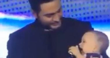 فيديو..حوار مش مفهوم.. تامر حسنى يداعب طفلة صغيرة على خشبة المسرح 