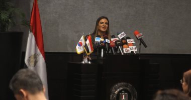 صور.. سحر نصر توقع اتفاقية مع كوريا لتوريد 32 قطارا للمترو بـ243 مليون يورو