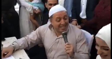 المأذون الفرفوش رزق.. مولانا بيقول للعروسة "أحلى بيبى فى الدنيا".. فيديو