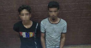 قسم الزيتون يضبط عاطلين حاولا سرقة ربة منزل بأسلوب الخطف أثناء سيرها بالشارع