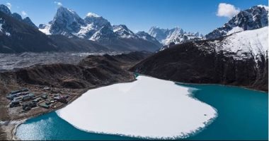 طرائف وغرائب.. صورة فريدة لبحيرة نصف متجمدة فى نبيال