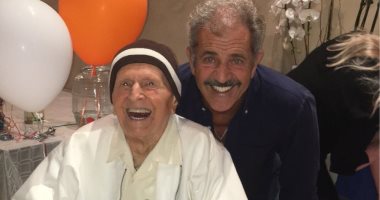 الولد سر أبيه.. ميل جيبسون يحتفل بعيد ميلاد والده الـ 100
