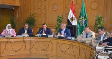 محافظ الإسماعيلية يستعرض الاستعدادات للاحتفال باليوم العالمى للأمية 