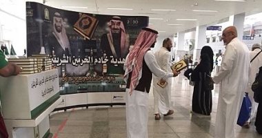 1000 مصحف وسجادة صلاة يومياً هدية لزوار الحرم 