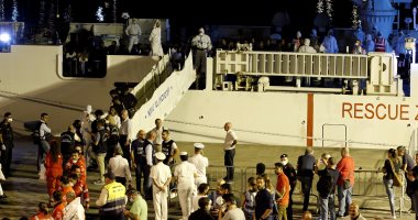 صور.. روما تسمح بنزول المهاجرين العالقين على متن سفينة فى ميناء صقلية