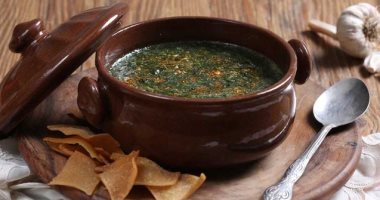 طريقة عمل طاجن الملوخية بالموزة مع الأرز بالزبدة
