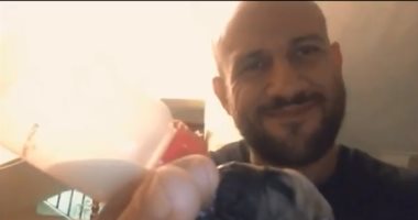 فيديو.. أحمد مكى يحتفل باليوم العالمى للكلاب بإرضاع "جرو"